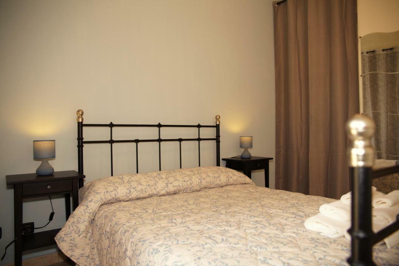 Bnb Donnalaura Carini Exteriör bild